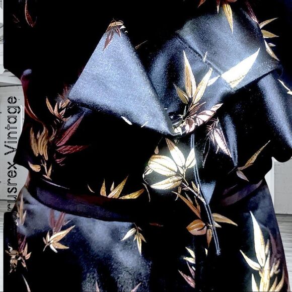 DESIGNER di Vita di luxe Satin Embroidered 2 Piece Crop Suit, Vintage Power Suit - Picture 7 of 8